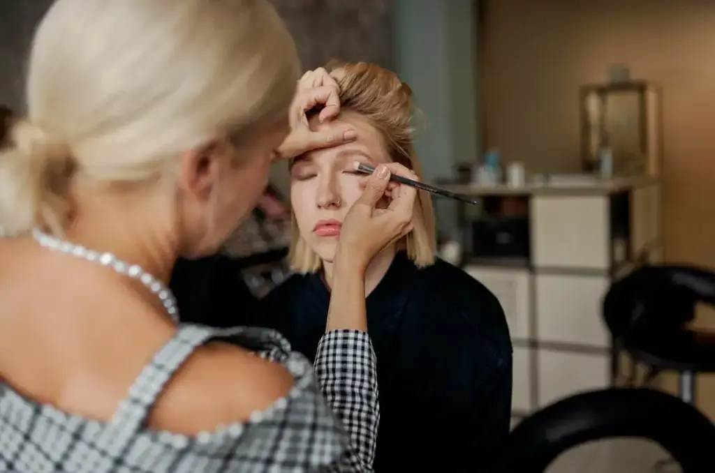 1028使眼色限量9色眼彩盤：化身玩色彩的魔法師